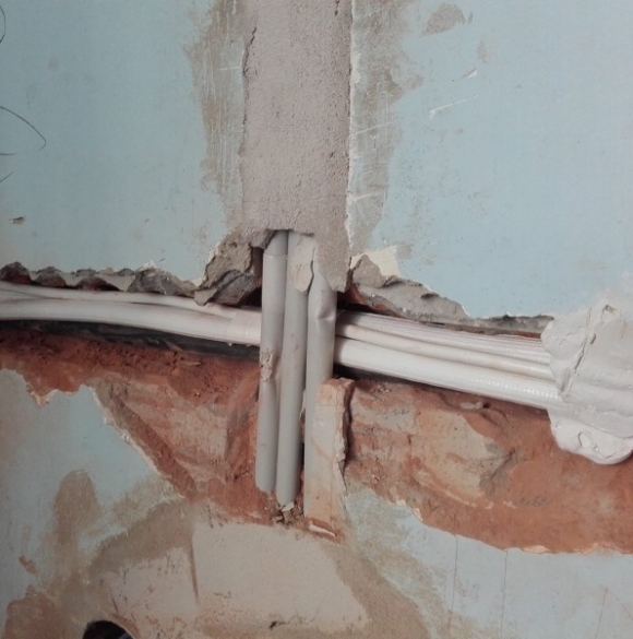 Amikor a klímás átgázol a villanyszerelő munkáján