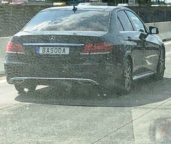 Az M0-son fotóztak egy érdekes rendszámot