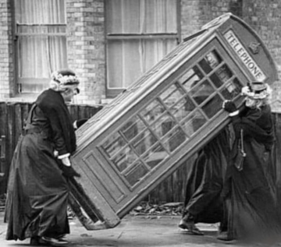 Egy ritka fotó a legelső hordozható telefonról