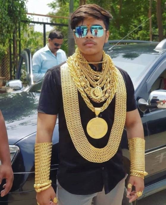 Reméljük a képen látható fiatalember nem jár úgy, mint indiai elődje