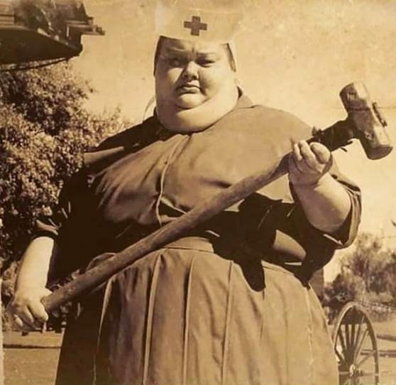 Ő itt Matilda, aneszteziológus 1894-ből