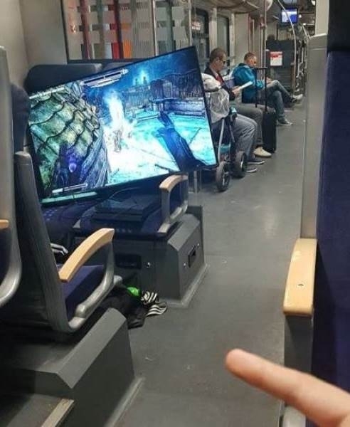 A csávókám még a vonaton is nyomja