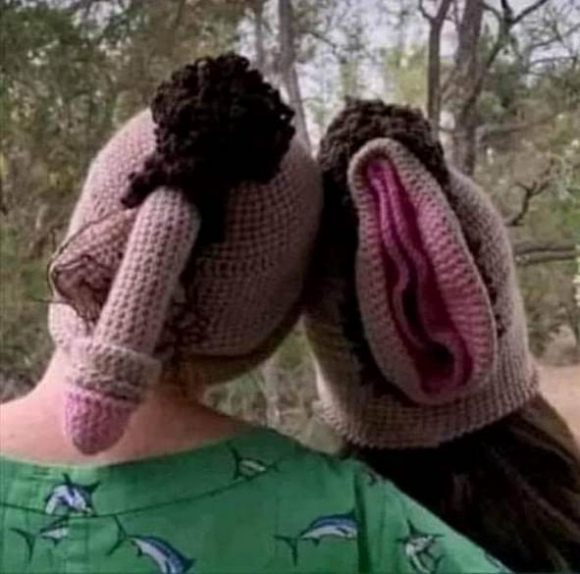 Kötött a nagyi egy fiú és lány sapkát