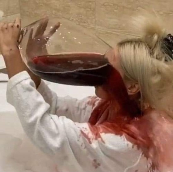 Amikor felb@szták az agyad és izomból leküldesz egy korty italt