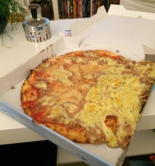 Tegnap este rendeltünk a haverokkal egy pizzát 🙁