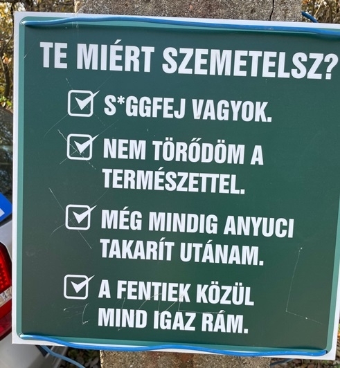 Tatabányán járunk a Turul-emlékműnél