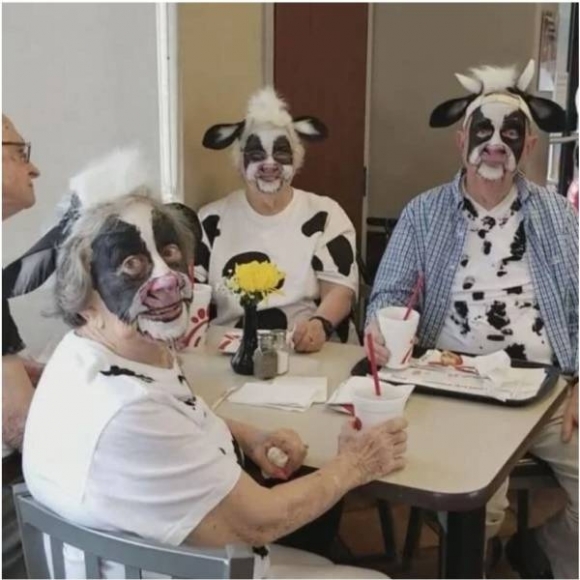 Eközben a nyugdíjas klubban