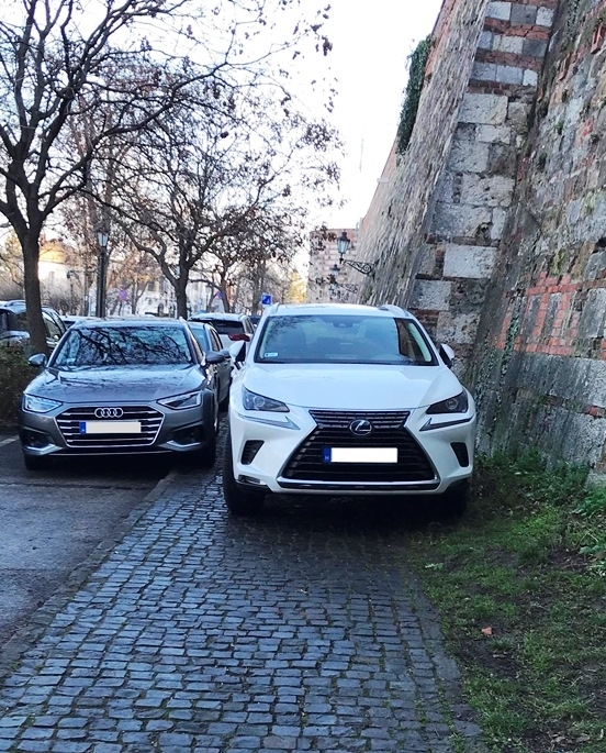 Parasztparkoló rovatunk a budai vár tövéből jelentkezik