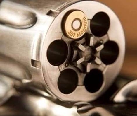 Hatból öt ember szerint teljesen biztonságos az orosz rulett