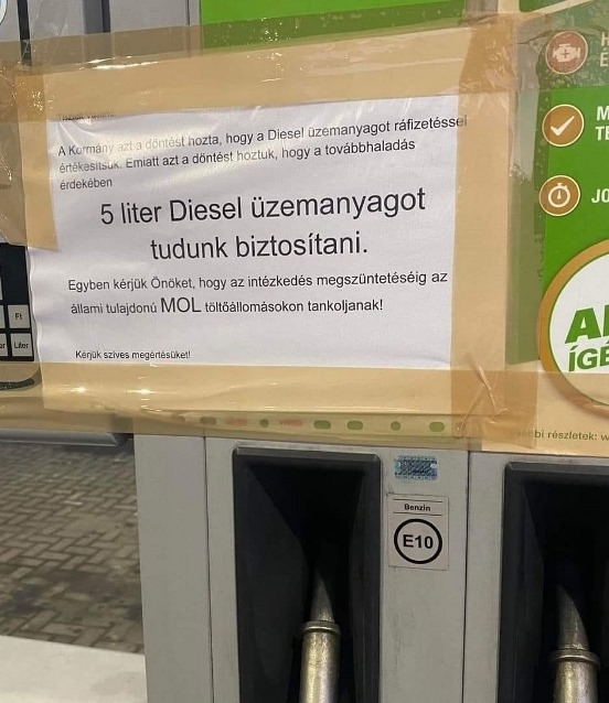 Eközben egy OMW benzinkúton