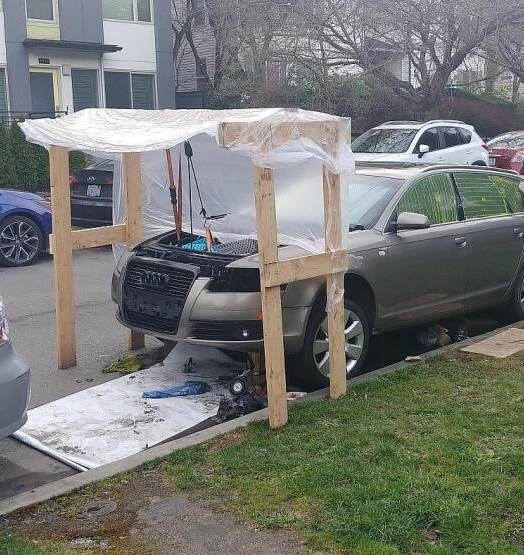 Őt nem akadályozza meg egy kis eső abban, hogy motor cseréljen