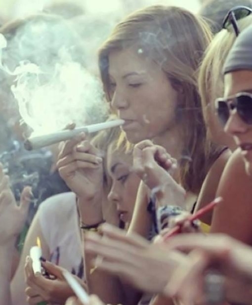 Rápippantott a bébi egy méretes rakétára