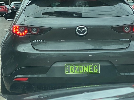 Eközben Sydney utcáin