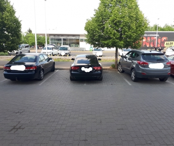 Parasztparkoló rovatunk ma a jászberényi KIK parkolóból jelentkezik