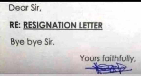 Hősünk felmondott a munkahelyén 