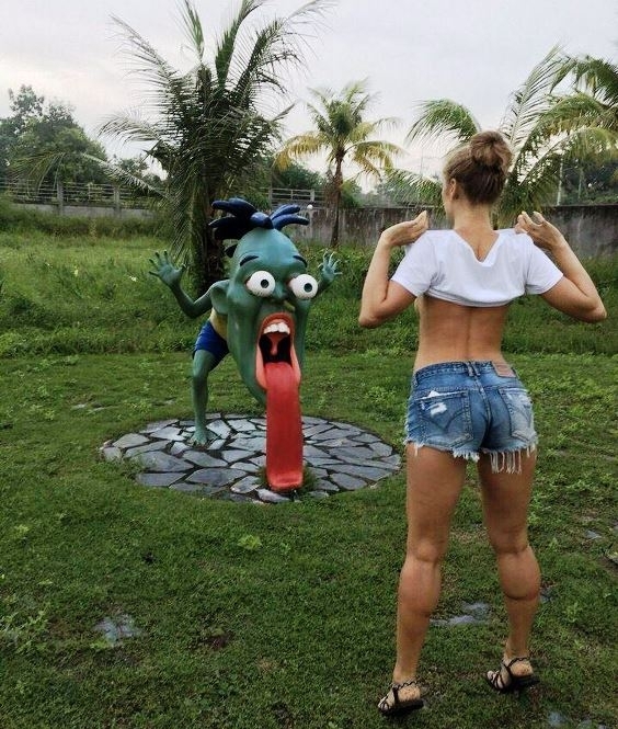 Megvillantotta neki a cickókat