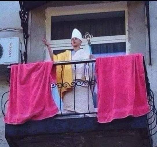 Amikor pápára iszod magad és kiállsz az erkélyre áldást adni