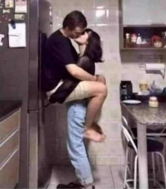 Ahogyan a citromos sört kedvelő férfiak csókolóznak