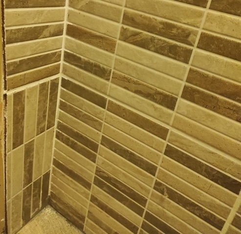 Úgy látom elege lett a burkolónak 🙂