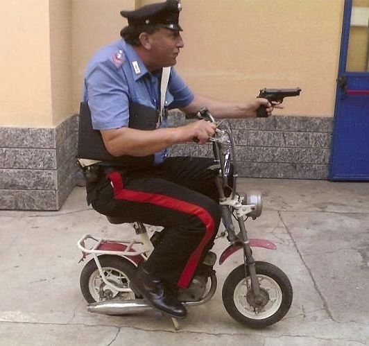 Ő evvel üldözi a bűnt