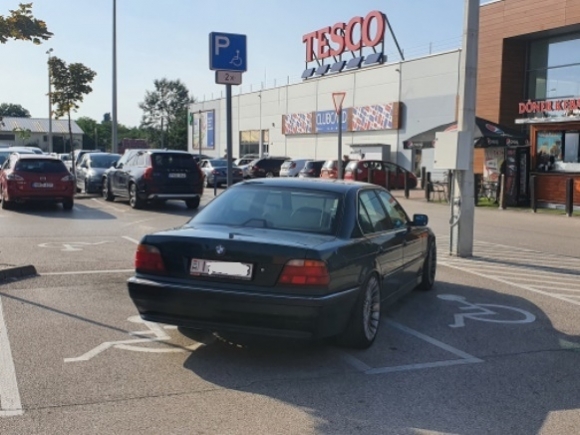 Parasztparkoló, Dunakeszi Tesco M2 mellett
