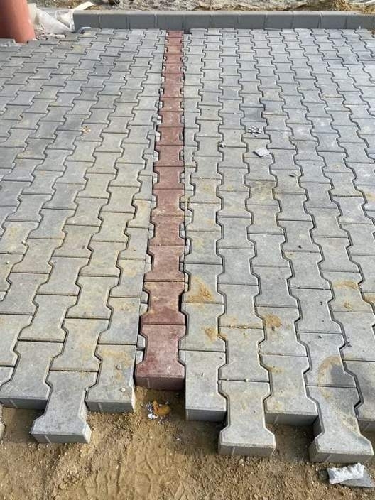 Egyszerűbb volt szögre vágni 3 sort, mintsem megigazítani azt az 1 sor pirosat?