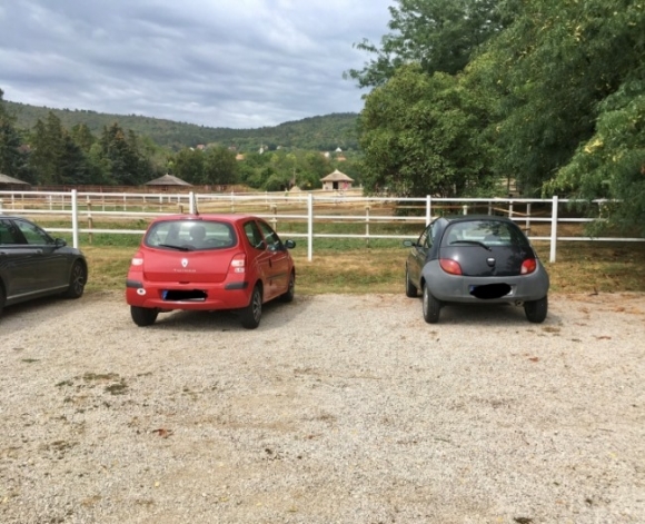 Parkolnak a nagyautók 🙂