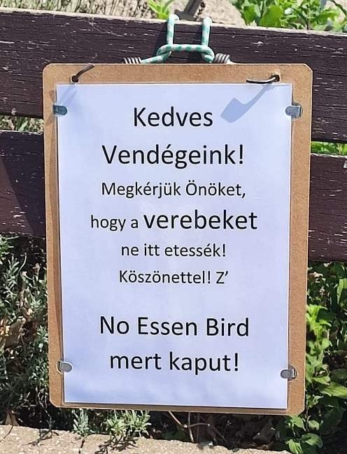 Több nyelven is kiírták 🙂