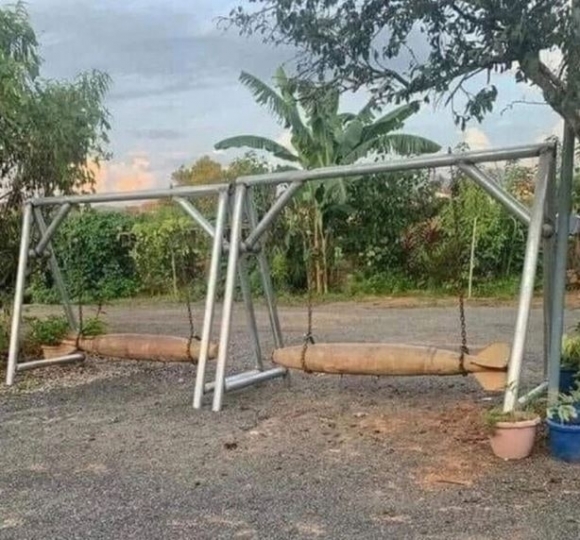 Egy kissé bizarr megoldás a játszótéren