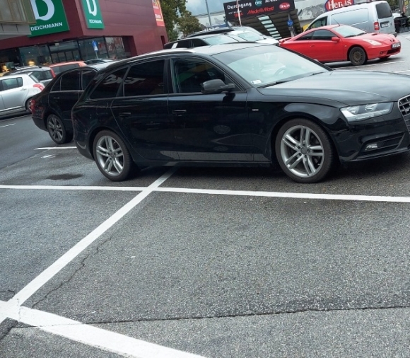 Honfitárs Mindenhol is tud parasztul parkolni 