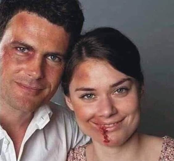 Átnézték egymás telefonját