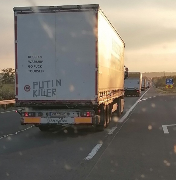 Eközben az M1-es autópályán