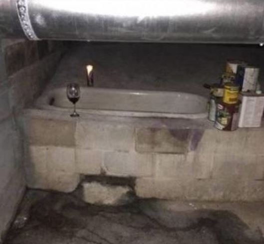 Romantikus, gyertyafényes fürdőzés előkészítve