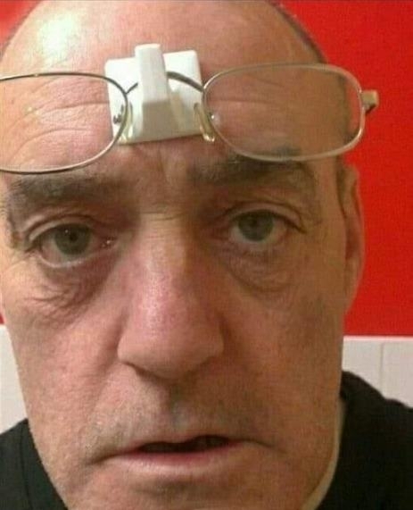 Hősünk úgy döntött, hogy ő soha többé nem veszti el a szemüvegét