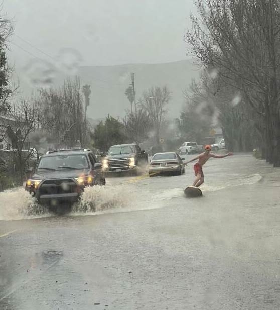 Az ő kedvét nem veszi el egy kis eső