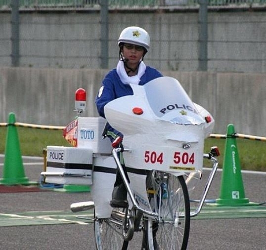 Ő ezzel üldözi a bűnt