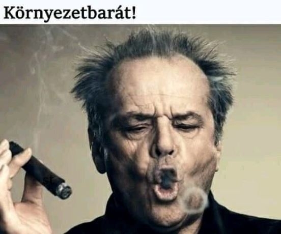 Hogy hívják a zöld ruhás papot?