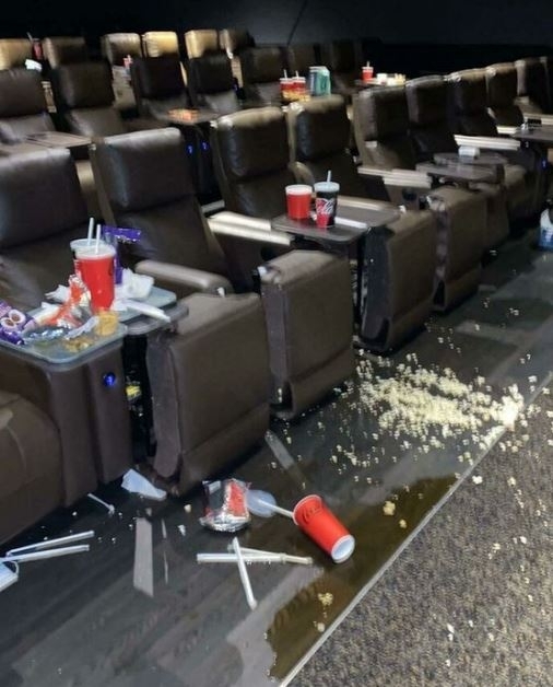 Trógerék este moziban voltak