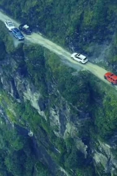 Parázok a repüléstől, inkább autóval megyek