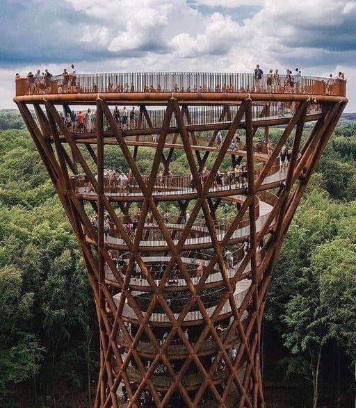 Egy kilátó, a haldokló nyugatról