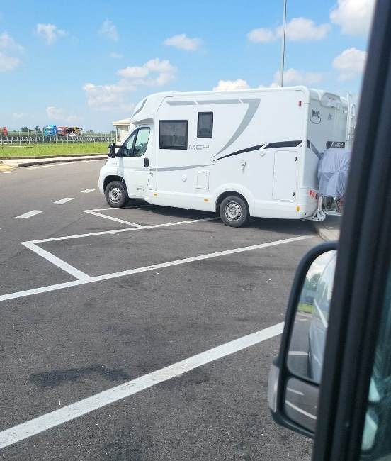 Parasztparkoló rovatunk mai nyertese egy olasz úriember