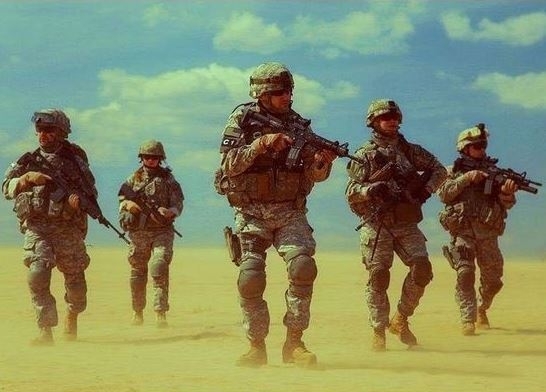 A képen amerikai geológusok, amint éppen olajat keresnek