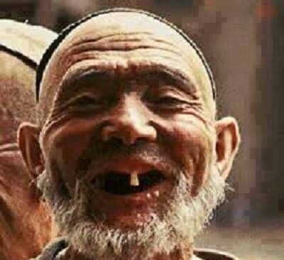 A vén hülye, ezzel a dumával próbál csajozni 🙂