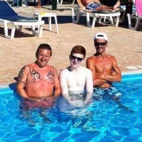 Amikor az éjjeliőr találkozik a strandon két térköves haverjával