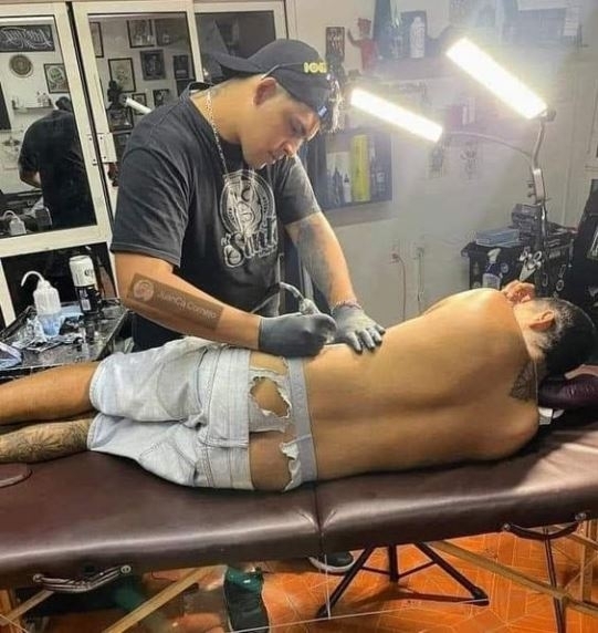 Hősünk alsógatyára igen, tetkóra nem sajnálja a zsét