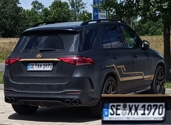 Eközben a kecskeméti Tacskó parkolójában