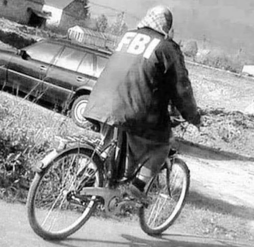 Bálabontás volt a helyi turkálóban