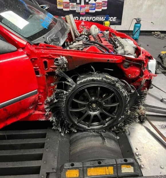 Nem bírták az abroncsok a hajszát