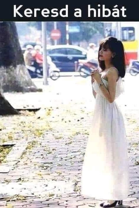 Megvan, magassarkúban járkál a macskakövön