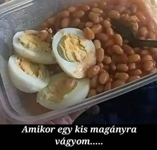 Ajánlanék hozzá még egy kis ecetes hagymát